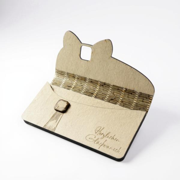 Geöffneter Holz‑Umschlag aus Sperrholz mit Innenfach für Geldschein oder persönliche Botschaft